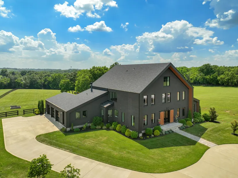 689 Sarah Blake Lane, Versailles, KY 40383 — primary photo