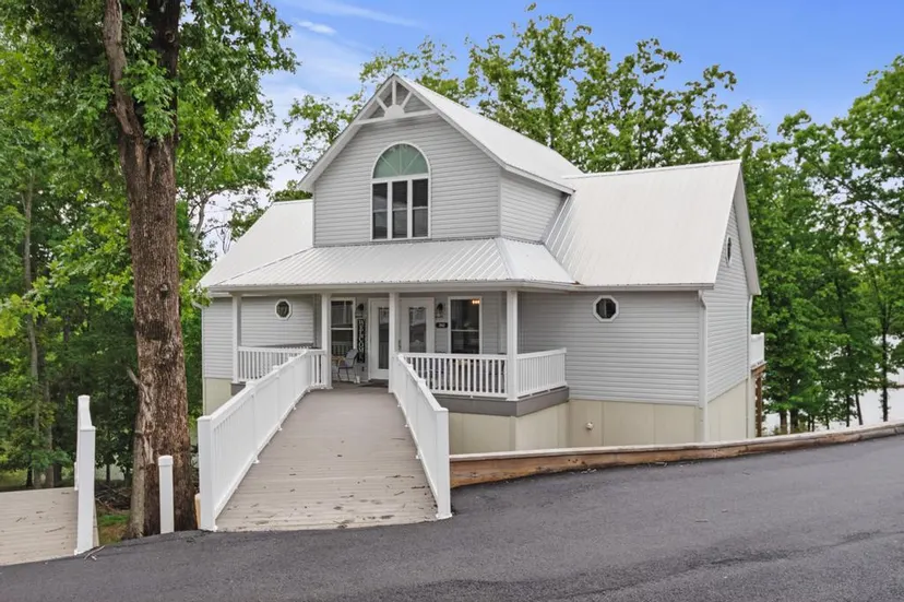 520 Yacht Drive, Grand Rivers, KY 42045 — primary photo