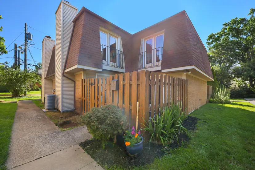 412 Darby Creek Road B, Lexington, KY 40509 — primary photo