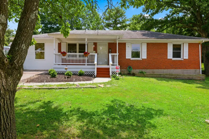 352 Ridgewood Drive, Versailles, KY 40383 — primary photo