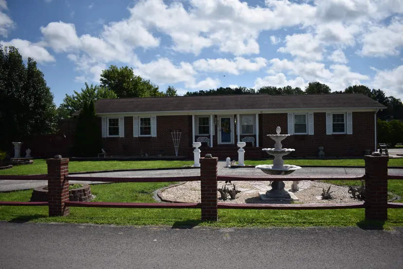 926 Doncaster Avenue, Middlesboro, KY 40965 — primary photo
