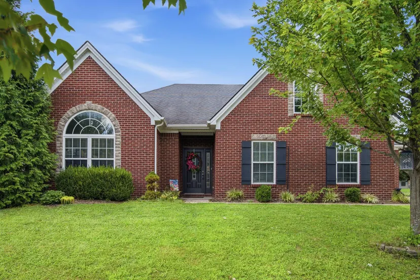 325 Gleneagles Way, Versailles, KY 40383 — primary photo