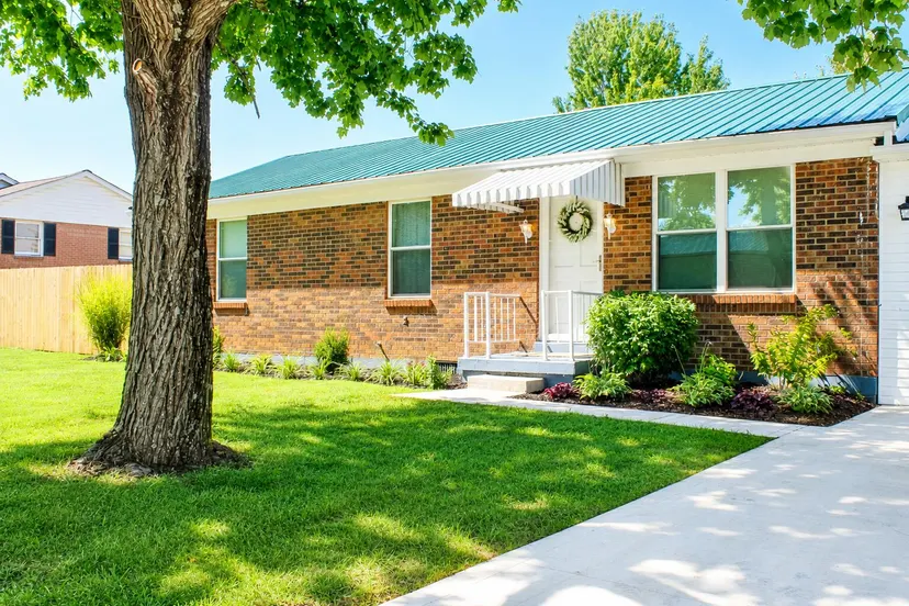 1901 Lovers Lane, Paris, KY 40361 — primary photo