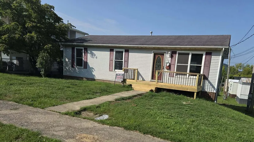 708 Broadway Street, Irvine, KY 40336 — primary photo