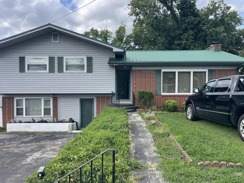 1102 W Chester Avenue, Middlesboro, KY 40965 — primary photo