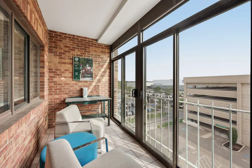 355 S Broadway 303, Lexington, KY 40508 — primary photo