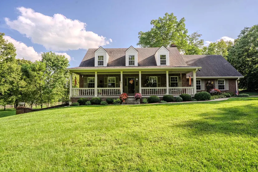2075 Pinckard Pike, Versailles, KY 40383 — primary photo