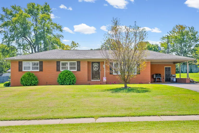 204 Millbrooke Drive, Hopkinsville, KY 42240 — primary photo
