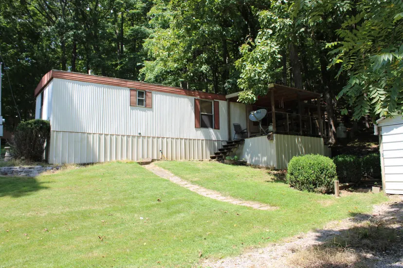 100 Robin Lane, Eddyville, KY 42038 — primary photo