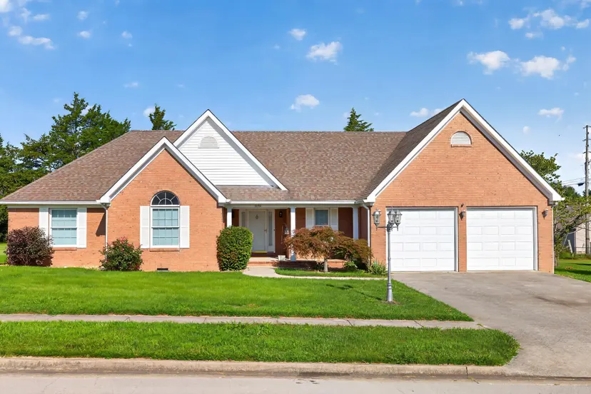 1050 Burnell Drive, Berea, KY 40403 — primary photo